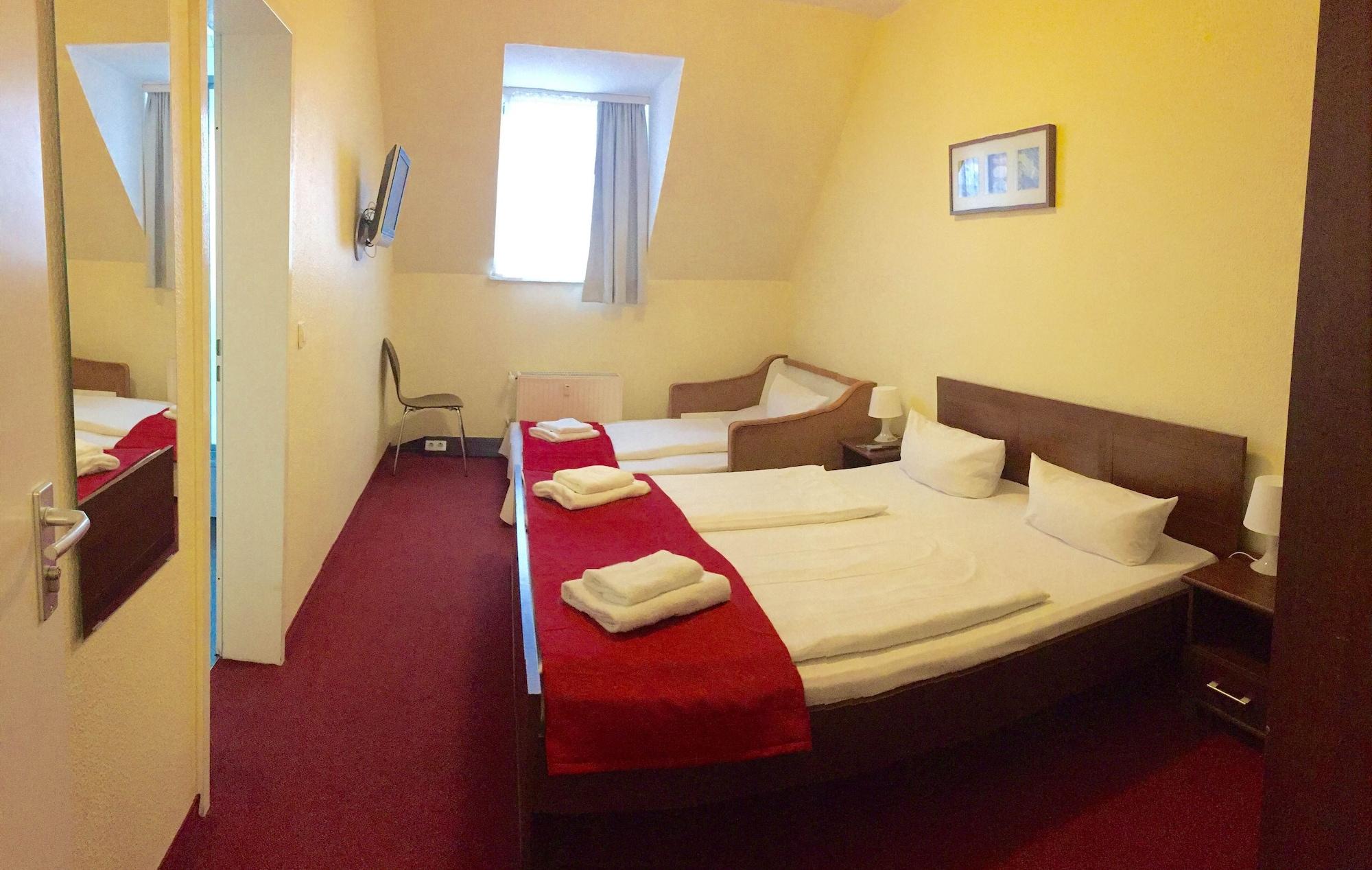 Mikon Eastgate Hotel - City Centre Берлин Экстерьер фото