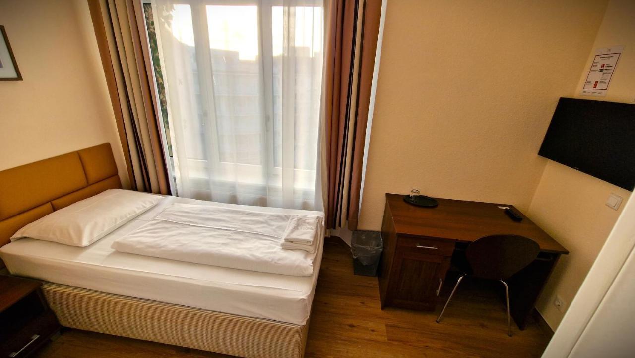 Mikon Eastgate Hotel - City Centre Берлин Экстерьер фото